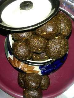A picture of Ragi n flaxseeds laddu.