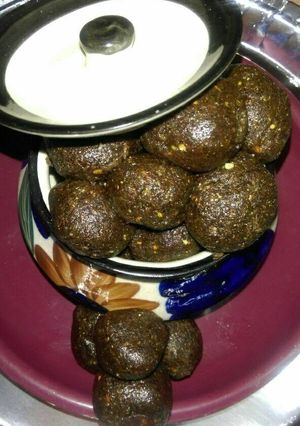 A picture of Ragi n flaxseeds laddu.