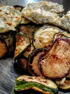 Una foto de BERENJENAS🍆y Calabacín🥒con Cremosino de Zaatar...!