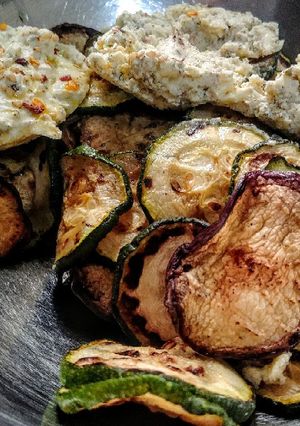 Una foto de BERENJENAS🍆y Calabacín🥒con Cremosino de Zaatar...!