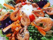 Una foto de ensalada de surimi y langostino