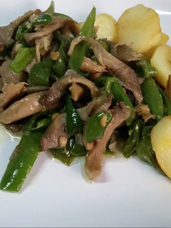 Una foto de Revuelto de Setas con Pimientos finos (Menú Vegano)