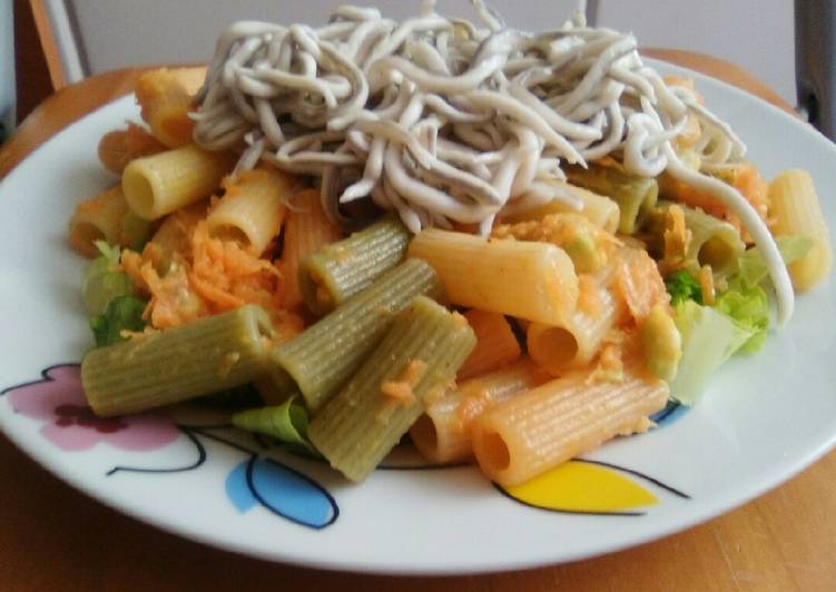 Ensalada tibia de pasta con gulas y aguacate