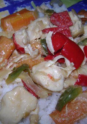 Una foto de Suprema trozada con verduras y arroz a la crema