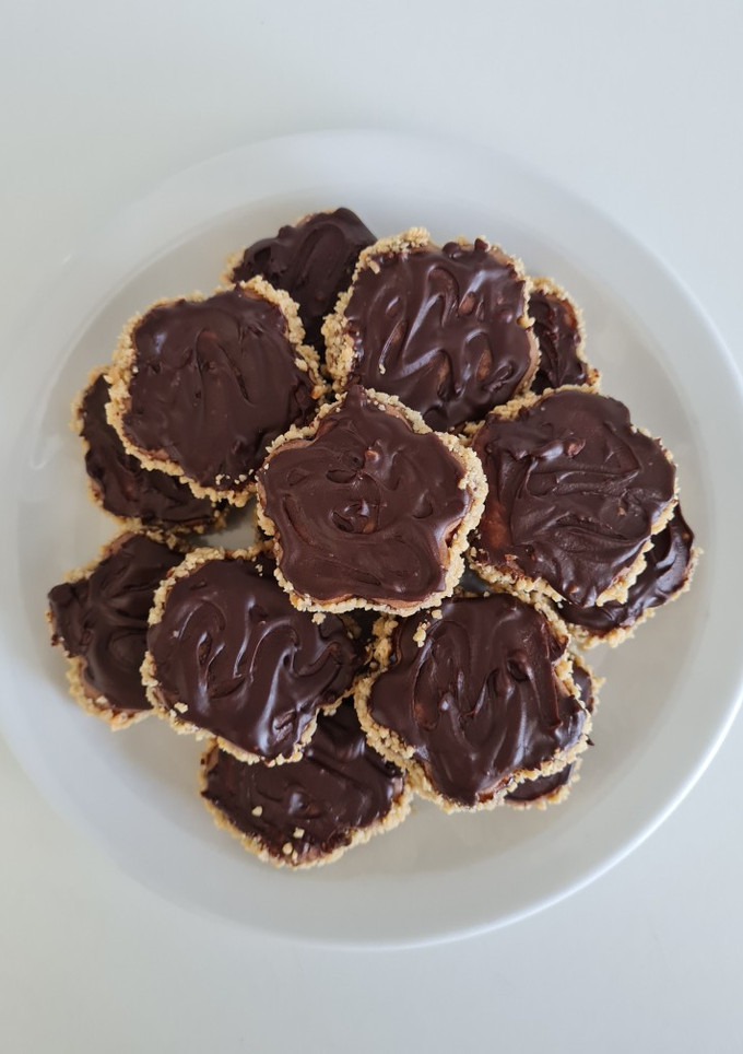 Una foto de Sablé de cacahuetes y chocolate