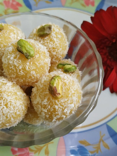தேங்காய் மாம்பழ லட்டு செய்முறை முக்கிய புகைப்படம்