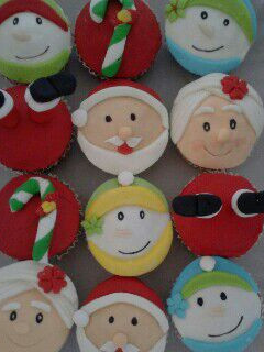 Una foto de Ponquesitos de vainilla decorados de navidad