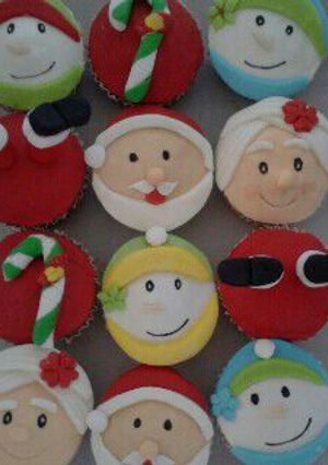 Una foto de Ponquesitos de vainilla decorados de navidad