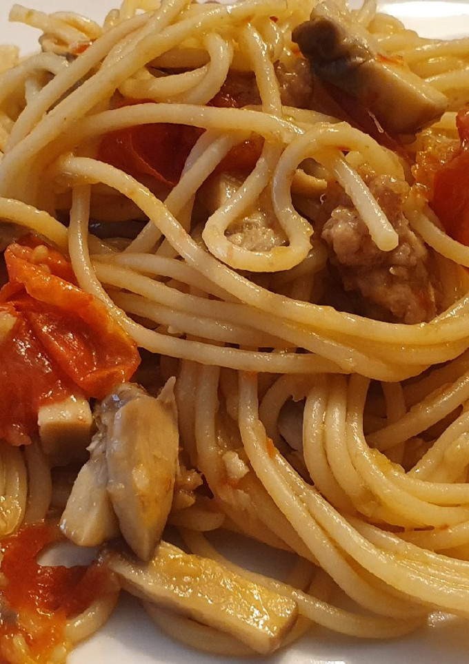 Una foto de Spaghetti con butifarra y champiñones