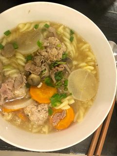 Hình của món Nui nấu bò tái, thịt viên.