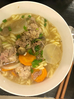 Hình của món Nui nấu bò tái, thịt viên.