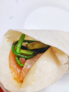 Una foto de Rollito de salmón y espárragos