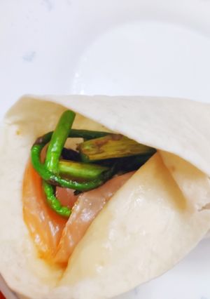 Una foto de Rollito de salmón y espárragos
