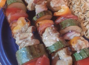 Una foto de Brochetas de pollo