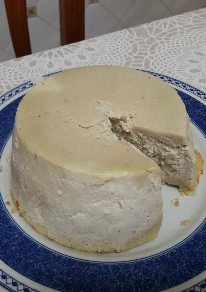 Una foto de Queso ricotta rápido y horneado de anacardos vegano 🧀