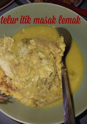 Gambar Telur masak lemak bersama belimbing buluh