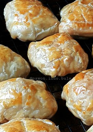 A picture of Pisang Bolen (Banana Turnover).