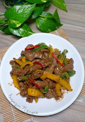 Hình của món Bò sốt tiêu đen & ớt chuông.