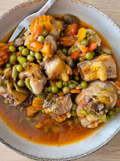 Una foto de Pollo al chilindrón en olla gm