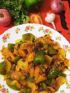 स्पाइसी शिमला दो प्याजा (spicy shimla do pyaza recipe in Hindi) रेसिपी मुख्य फोटो