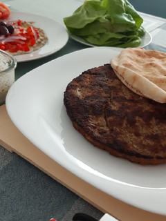 Una foto de Kibbe de pavo al sartén