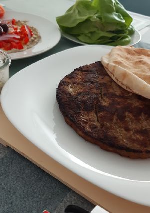 Una foto de Kibbe de pavo al sartén