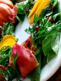 Salada de agrião com manga e presunto parma