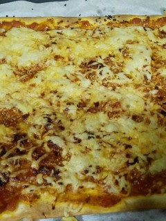 Una foto de Pizza de salsa de tomate con carne