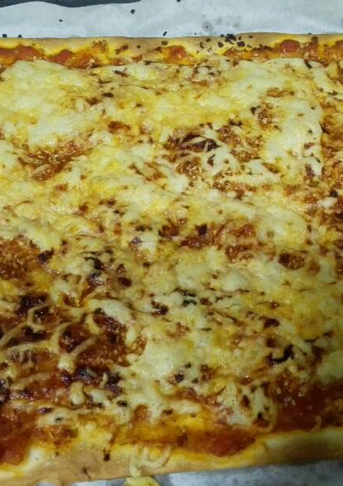 Una foto de Pizza de salsa de tomate con carne