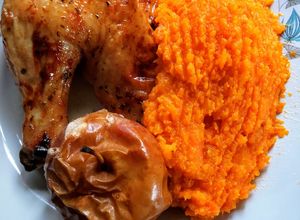 Una foto de Pollo al horno con puré de zanahoria, zapallo y boniato