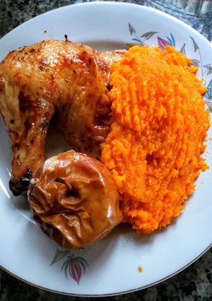 Una foto de Pollo al horno con puré de zanahoria, zapallo y boniato