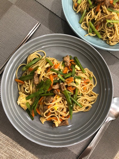 豬肉蔬菜蛋炒麵 的食譜成品照片