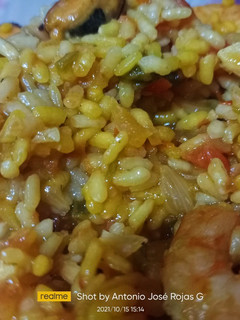 Una foto de Arroz de langostinos y mejillones al aromas de Montilla moriles