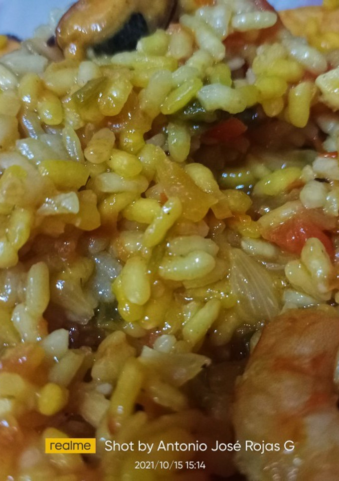 Una foto de Arroz de langostinos y mejillones al aromas de Montilla moriles