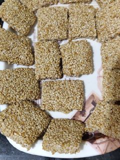 તલ ની ચીકી(Tal chikki Recipe in Gujarati) રેસીપી મુખ્ય ફોટો