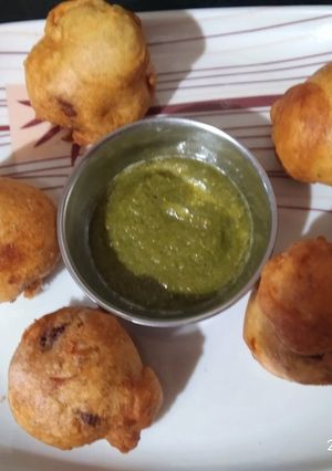 बेसन आलू बड़ा (Besan aloo bada recipe in Hindi) रेसिपी मुख्य फोटो