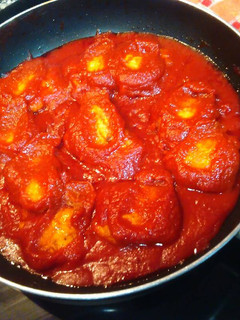 Una foto de Berenjenas con tomate casero