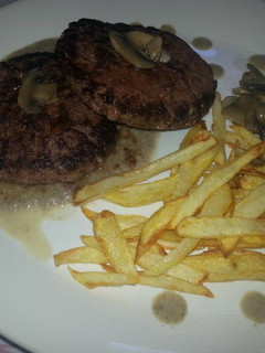 Una foto de Hamburguesas con salsa de champiñones