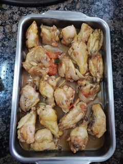 Una foto de Pollo con vino y cerveza