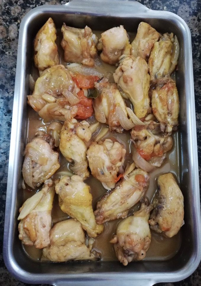 Una foto de Pollo con vino y cerveza