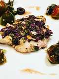 Pescado en Costra de Semillas y Aceitunas Negras, acompañado de Uvalinas y Aceitunas en Ensalada