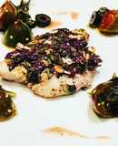 Pescado en Costra de Semillas y Aceitunas Negras, acompañado de Uvalinas y Aceitunas en Ensalada