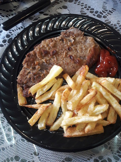Una foto de Milanesa con papas fritas