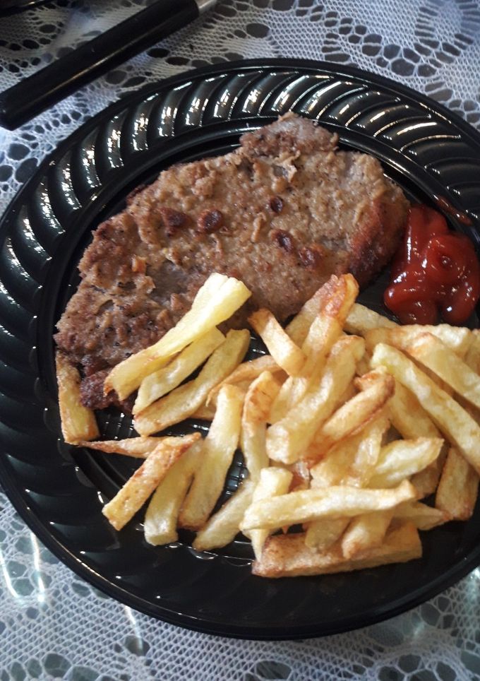 Una foto de Milanesa con papas fritas