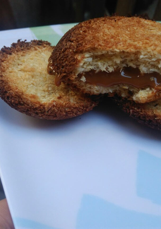 Una foto de Alfajores de coco sin harina y sin azúcar