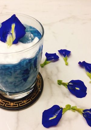 Hình của món Chè nếp long nhãn hoa đậu biếc.