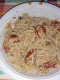Pasta con i pomodori e il tonno e il pesto