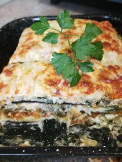 Una foto de Lasaña de pescado con berenjenas y tomates