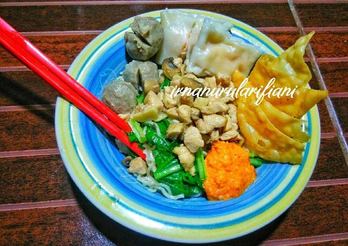 Mie Ayam Super Komplit (Bakso, Pangsit Rebus, Pangsit Goreng, Ja