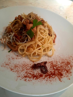 Una foto de Spaghetti con gulas y pulpo